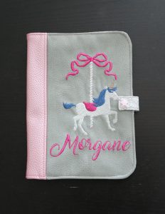 Protège carnet de santé licorne carrousel - vue de face